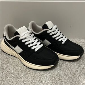 New Nicole Miller retro style black and white/ivory sneakers size 8